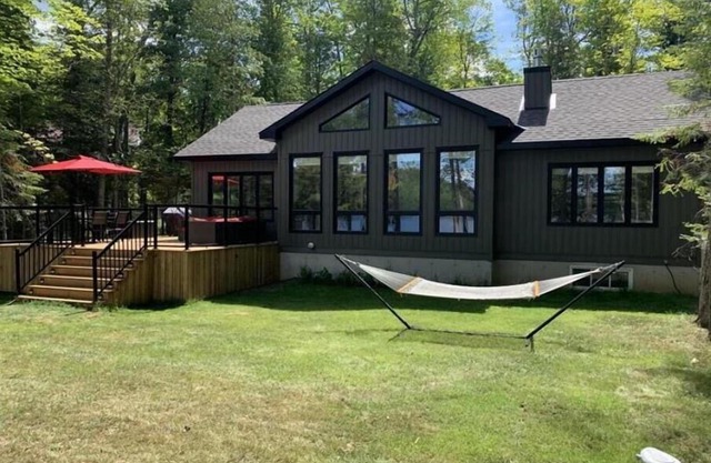 Waterfront Cottage and Sauna on Beautiful Black Donald Lake
