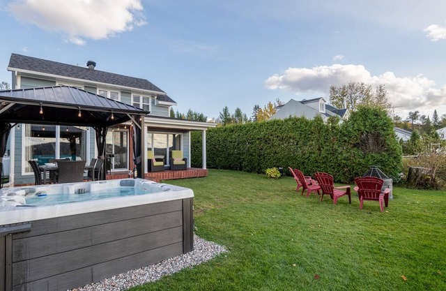 Waterfront cottage, spa, kayaks and fire pit