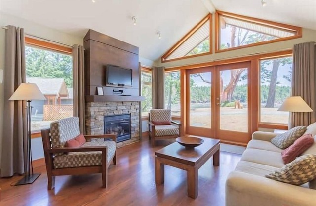 Waterfront Cottage - Mayne Island Resort