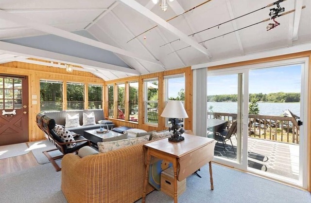 ~Waterfront Cottage in the heart of Parry Sound~