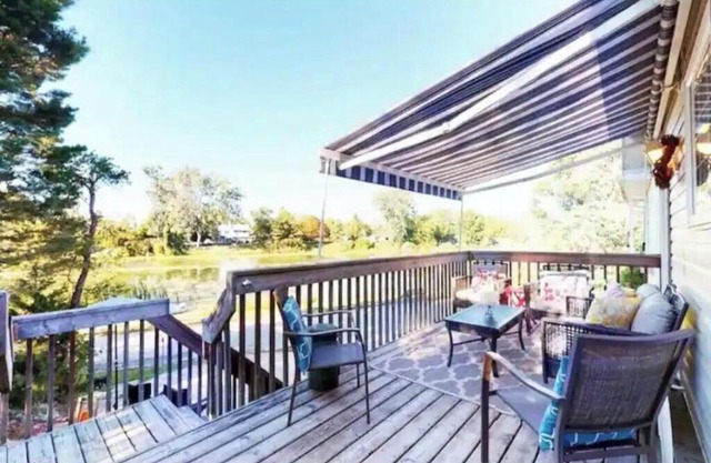 Waterfront cottage | Sleeps 10 | Steps away from Port Franks private beach