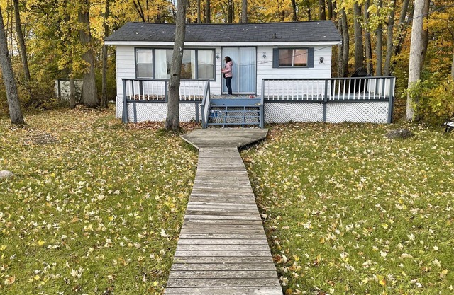 Waterfront cottage, located in the Trent Severn Waterway, 90 min from Toronto