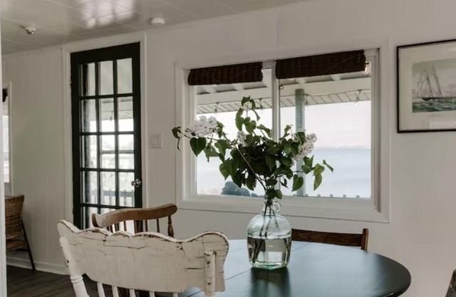 Waterfront Cottage in Marysville Wolfe Island - Fisherman's Cottage