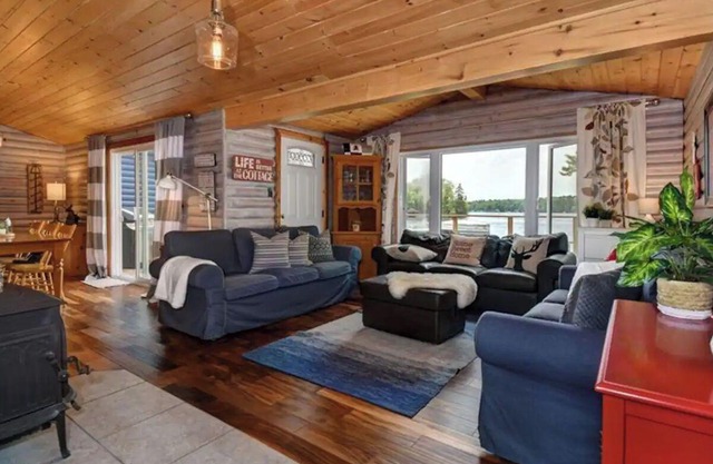 Waterfront Cottage ~ Fireplace ~ Kawartha