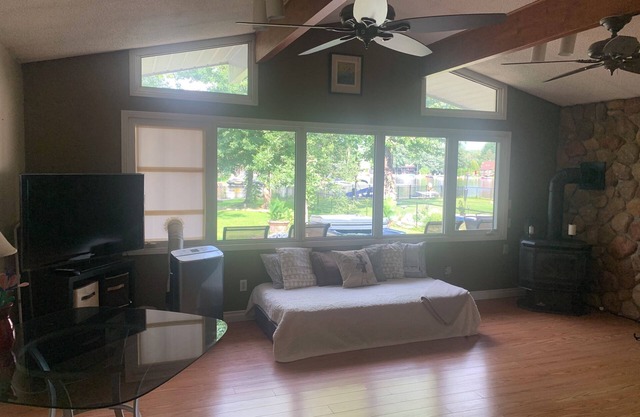 Waterfront cottage in Lagoon City resort at Lake Simcoe access to private beach
