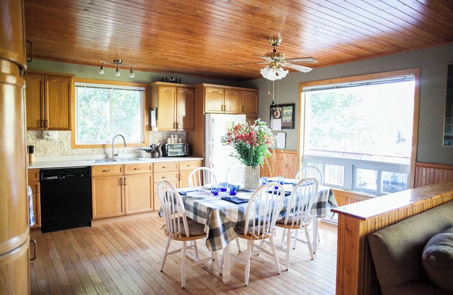 Waterfront Cottage - Lake of Bays, Muskoka
