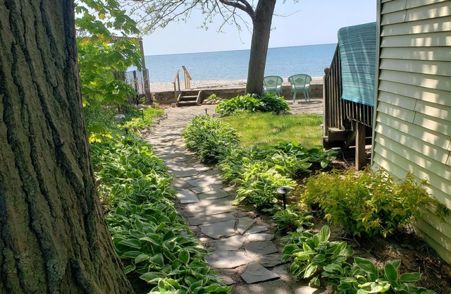 Waterfront cottage on the shores of Lake Erie. Beautiful lake front views!