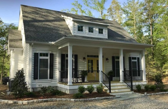 WATERFRONT COTTAGE, Only 5 years old, Located on Beautiful Taylor Creek