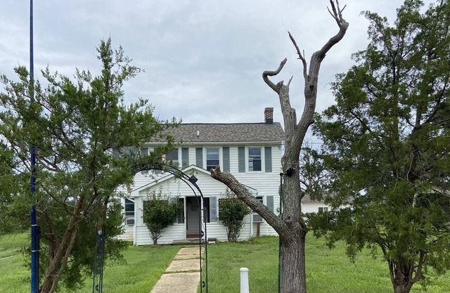 Waterfront cottage with private pier, fireplace, and large yard.