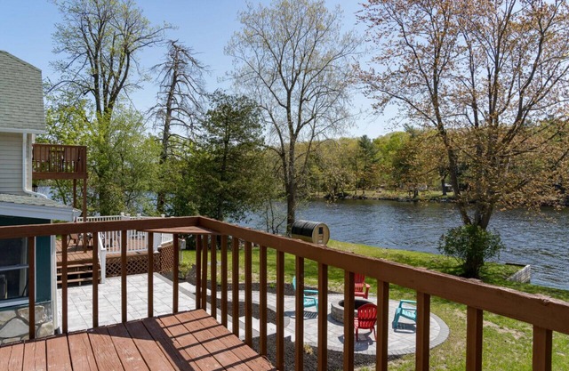 Waterfront Cottage w/ Barrel sauna & Fishing Pier