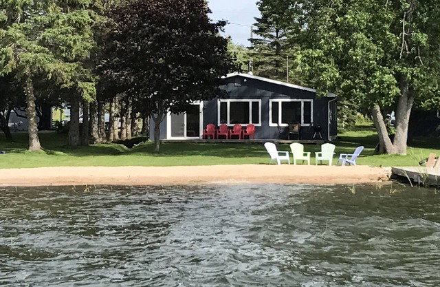 Waterfront Cottage mit Dock in Les Chenaux Islands, Cedarville MI