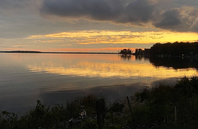 WATERFRONT COTTAGE WITH WARM SUNSETS AND LARGE PORCH ON ONEIDA LAKE