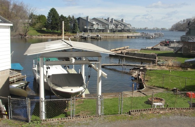 Waterfront cottage w dockage, Central A/C on Irondequoit Bay in Rochester