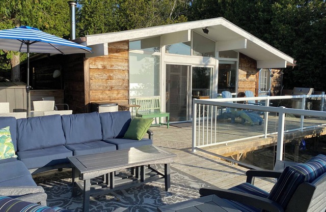 Waterfront cottage with a view! Kayaks included