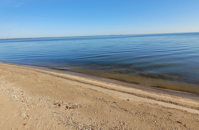 Waterfront Cottage, with sand beach, near Lambeau and Door County!
