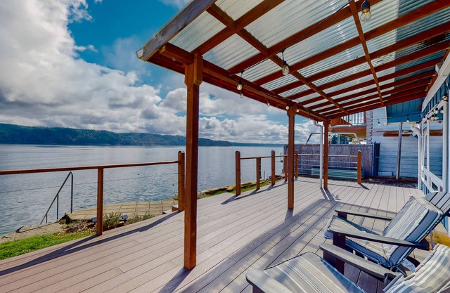 Waterfront cottage with furnished deck, full kitchen and amazing views