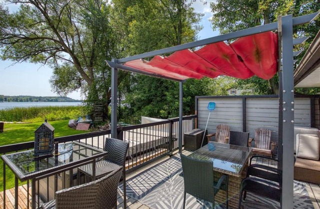 Waterfront Cottage with Swim Spa, BBQ, and Boat Dock