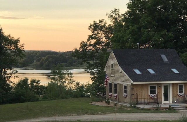 Cottage am Wasser mit Dock