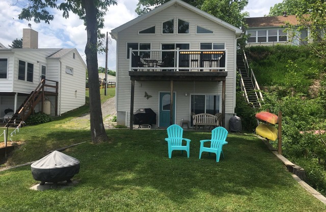 Seneca Sunrise Cottage - Seeufer mit Steg und Bootslift