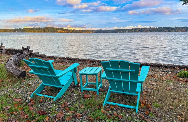 Waterfront couples getaway with patio, gas fireplace, full kitchen and Wifi