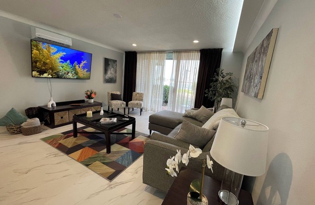Waterfront Cozy and comfortable ground floor 1 bedroom condo sleep 4