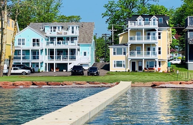 Waterfront Deluxe 1 Bedroom Condo Downtown Ch'town