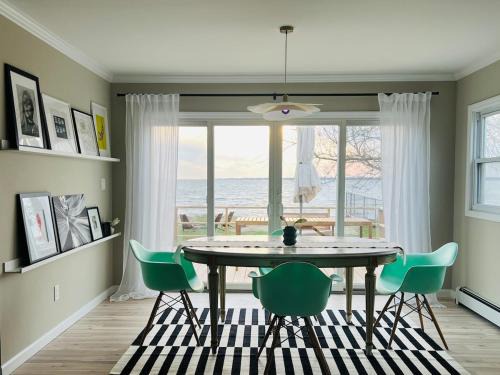 Waterfront Designer Retreat! Stunning Sunsets! Less than 5 minutes to the beach!