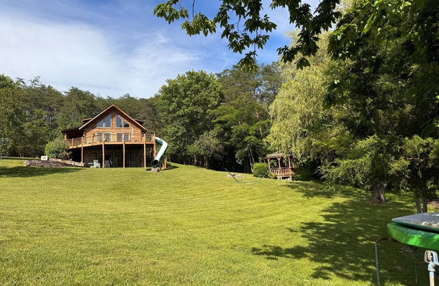 Waterfront dog-friendly home with private dock, paddleboards, kayaks, WiFi, AC