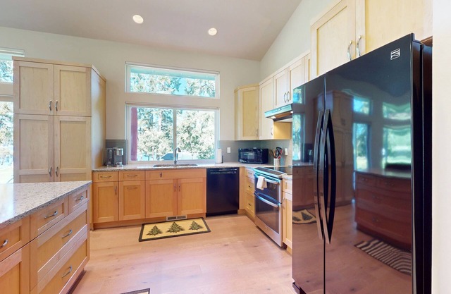 Waterfront dream with beach access, amazing bay view & secluded location