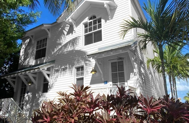 Waterfront Escape: Bayfront Accommodation w/ Kitchen, Onsite Pool, Free Parking