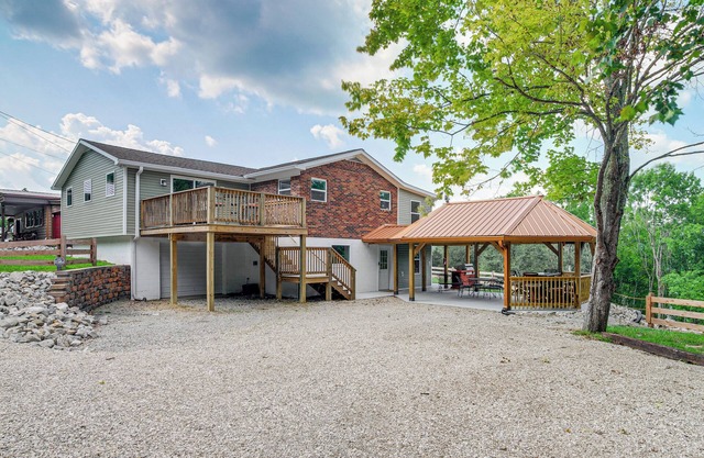 Waterfront Escape in Cub Run w/ Deck & Hot Tub!
