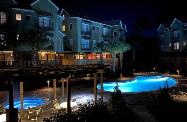 Waterfront family community. Swimming pool & hot tub