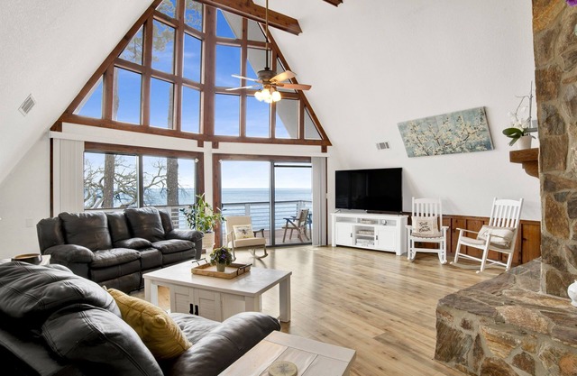 Waterfront Family Retreat with Amazing Views