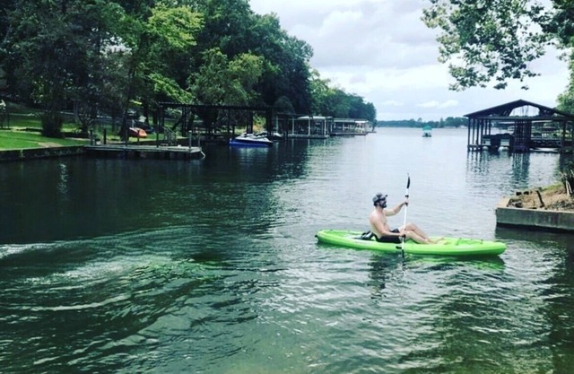 On Lake~Waterfront! Firepit~3 King bedrms~playroom~kayaks