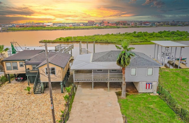 Waterfront Fishing Dock Kayaks House near Surfside Beach