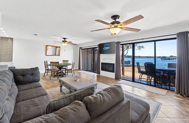 Waterfront Getaway☀️| Bay Views | Turtle's Cove | Pet-Friendly 🐾 | Fire Pit & Grill