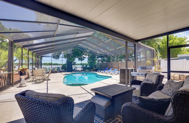 Tampa House am Wasser mit Pool, Dock und Zugang zum See