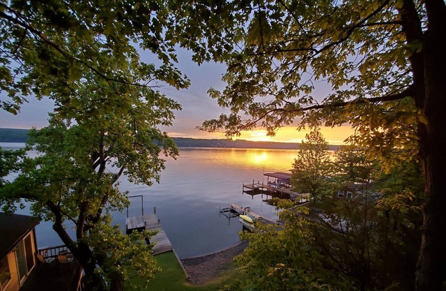 Waterfront Getaway. Amazing views,, Minimum 3 nights. Sleeps 2