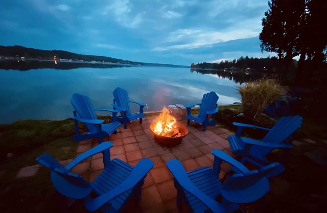 WATERFRONT GETAWAY - Hot Tub - Walk to Restaurants, Coffee Shops & More!