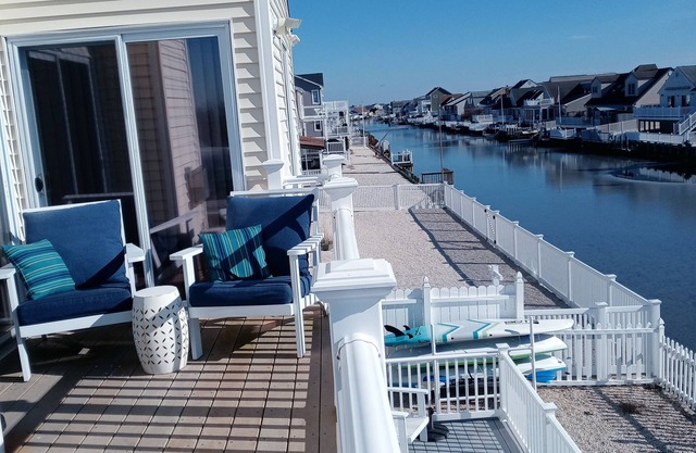 Waterfront Getaway mins to LBI with amazing view to AC