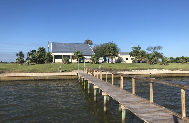 NEUE AUFLISTUNG! Entspannen Sie sich in diesem Haus am Wasser mit einem privaten Pier auf einem riesigen Grundstück!