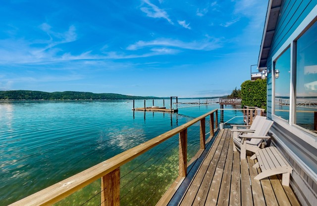 Waterfront getaway with expansive deck, gas grill & 40' private waterfront