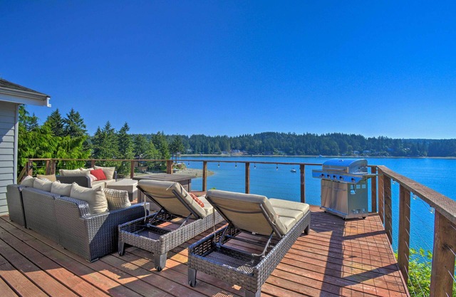 Waterfront Gig Harbor Home w/ Furnished Deck
