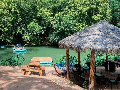 Waterfront Glamping: Safari Tent Retreat for Water Lovers in Cibolo, TX