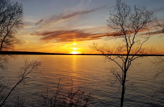 Sky Fire erwartet Sie am Ufer eines Kliffs am Südufer des Lake Superior.
