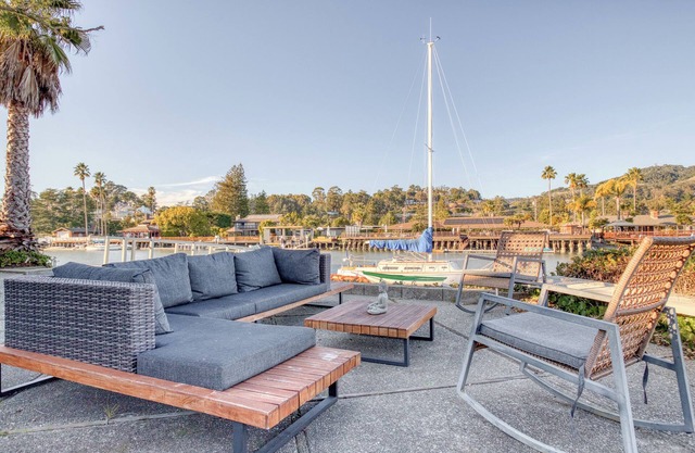 Waterfront Hawaiian oasis