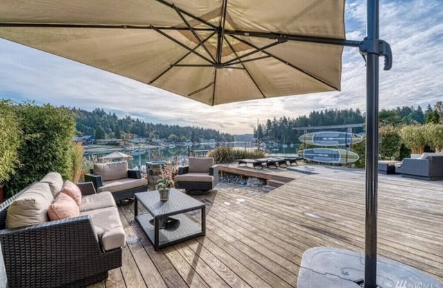 Waterfront high end home-dock, hot tub fun