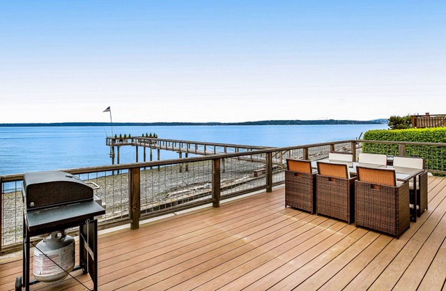 Waterfront home on Puget Sound with Mt. Rainier/Mt. Baker view & beach access