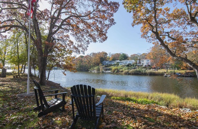 Waterfront Holiday Vacation Villa New England - 2 min from Ocean W/ fireplace