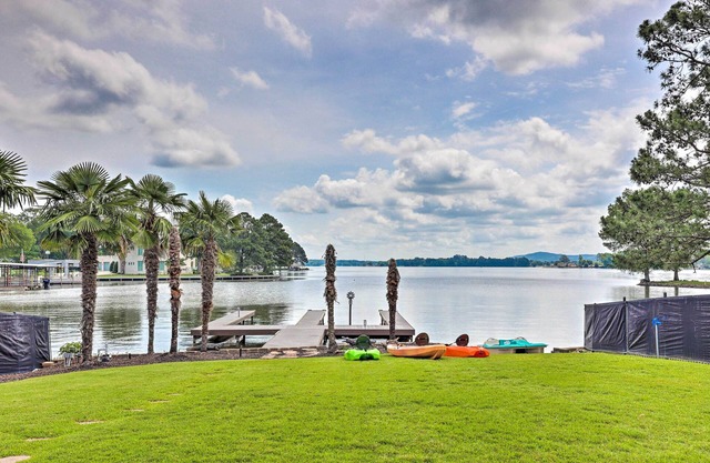 Waterfront Home ~ 4 Mi to Oaklawn Racing Casino!